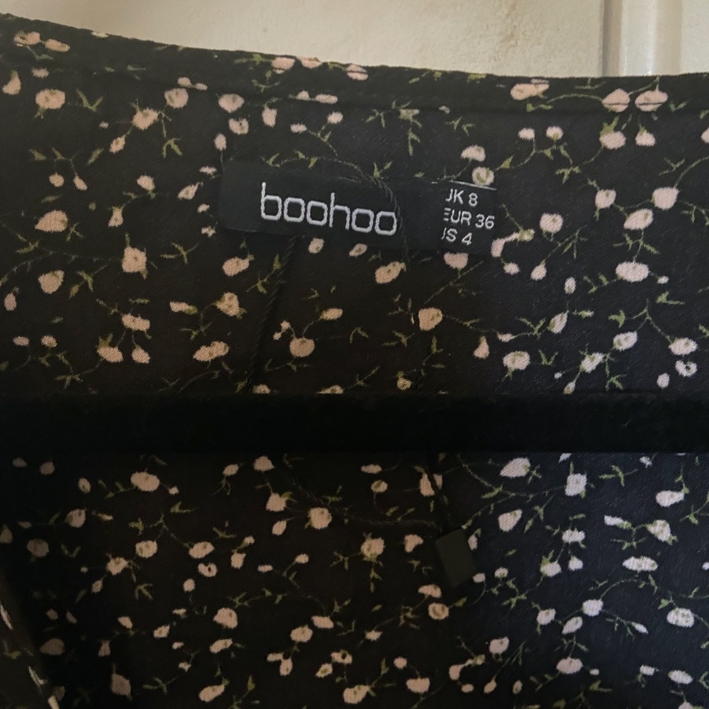 BOGO Boohoo Ditsy Floral Tie Front Black - Picture 5 of 5